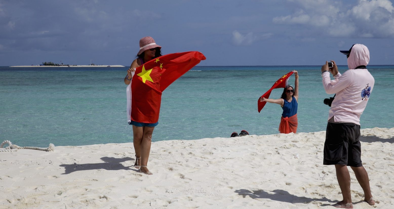 Des touristes chinois prennent une photo souvenir sur l'île de Quanfu (préfecture de Sansha) dans l'archipel disputé des Paracels, au sud de Hainan, en mer de Chine méridionale, le 14 septembre 2014. (Source : VOA NEWS)