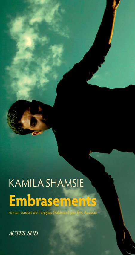 Couverture du livre de Kamila Shamsie, "Embrasements", traduit de l'anglais par Éric Auzoux, éditoins Actes Sud. (Copyright : Actes Sud)
