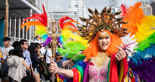 Une Drag-Queen aux couleurs arc-en-ciel. Pour cette édition spéciale, la Pride était organisée par la Taiwan Tongzhi Hotline. La célèbre association de la cause LGBT dans l'île a voulu marquer le coup pour la première année du mariage pour tous, et à l’approche des élections qui auront lieu le 11 janvier 2020. (Copyright : Marion Vercelot)