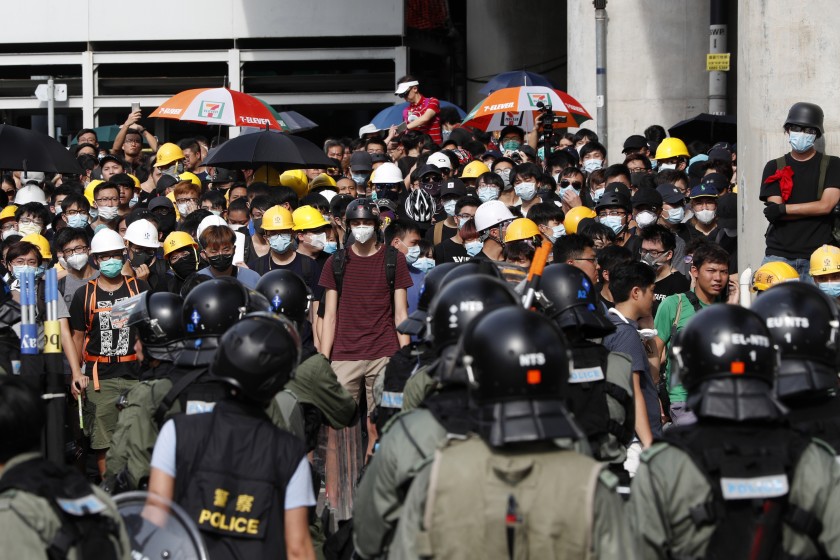 Les manifestants pro-démocratie et la police face à face dans le district de Yuen Long à Hong Kong, le 27 juillet 2019. (Source : LA TIMES)