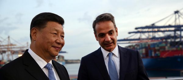 Le président chinois Xi Jinping et le Premier ministre grec Kyriakos Mitsotakis au terminal de conteneurs de la Cosco, premier armateur chinois, au port du Pirée, le 11 novembre 2019. (Source : Reuters)