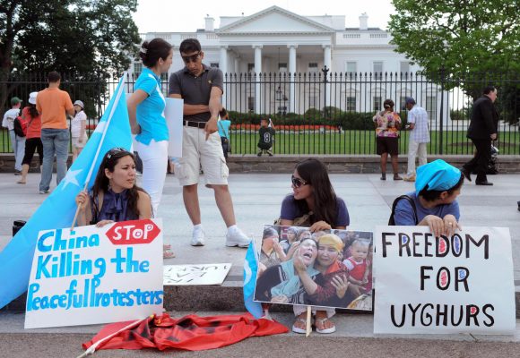 Manifestation de Ouïghours contre la répression au Xinjiang, devant la Maison Blanche, à Washington le 28 juillet 2009. (Source :Foreign Policy)