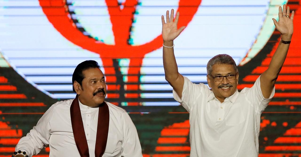 A gauche, Mahinda Rajapaksa, ancien président et nouveau Premier ministre du Sri Lanka, aux côtés de son frère cadet Gotabaya Rajapaksa, nouveau chef de l'État élu le 17 novembre 2019. (Source : Reuters)