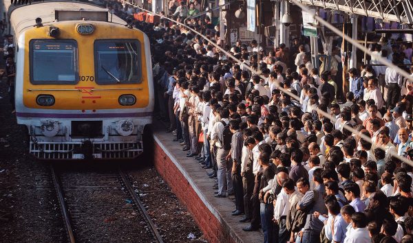 A la gare de Bombay. (Source : LA Story)