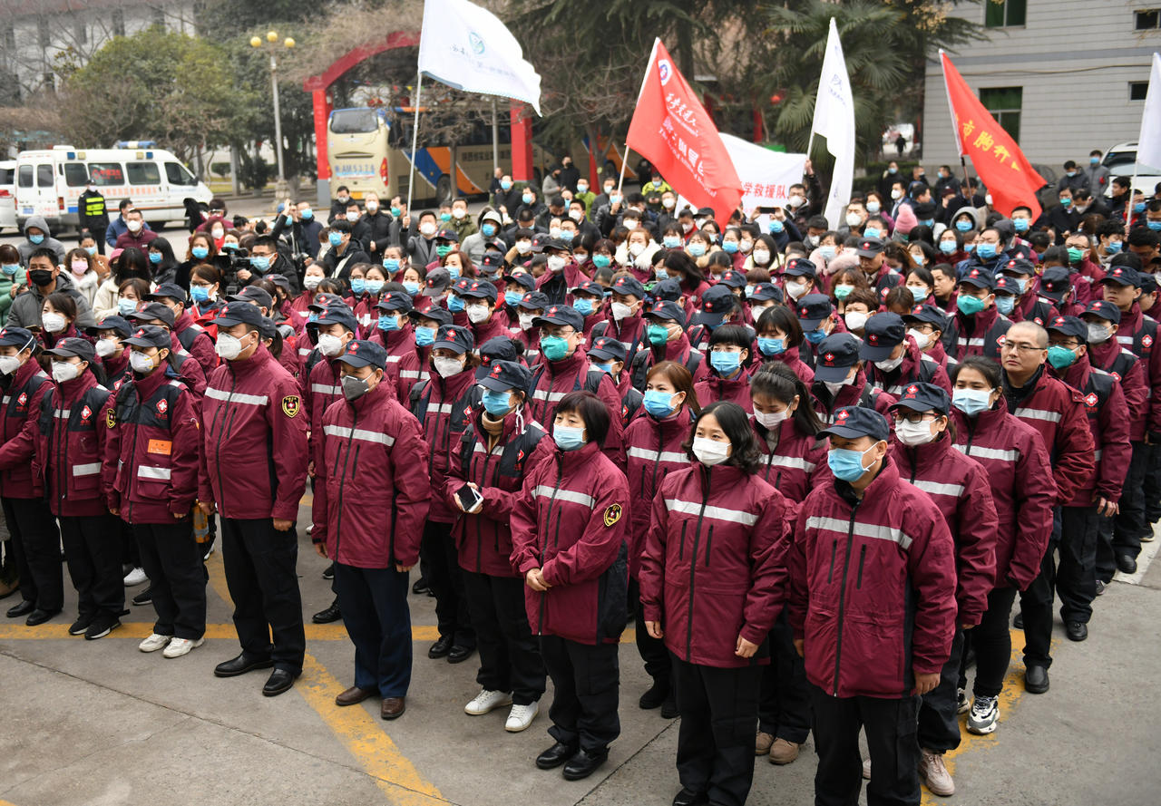 Personnel médical réuni à Xi'an, capitale de la province du Shaanxi dans le centre de la Chine, avant son départ pour Wuhan le 26 janvier 2020. (Source : Courrier international)