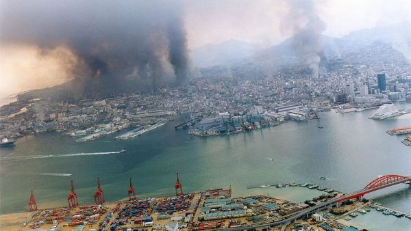Kobe en flammes le 17 janvier 1995, le jour du séisme. (Crédit : ville de Kobe)