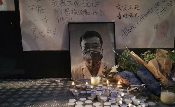 Cérémonie le 9 février 2020 place de la Bastille à Paris, en l'honneur du Docteur chinois Li Wenliang, premier "lanceur d'alerte" sur l'épidémie de coronavirus à Wuhan, obligé de se rétracter par les autorités puis décédé du virus le 7 février 2020. (Copyright : Lin Jian)