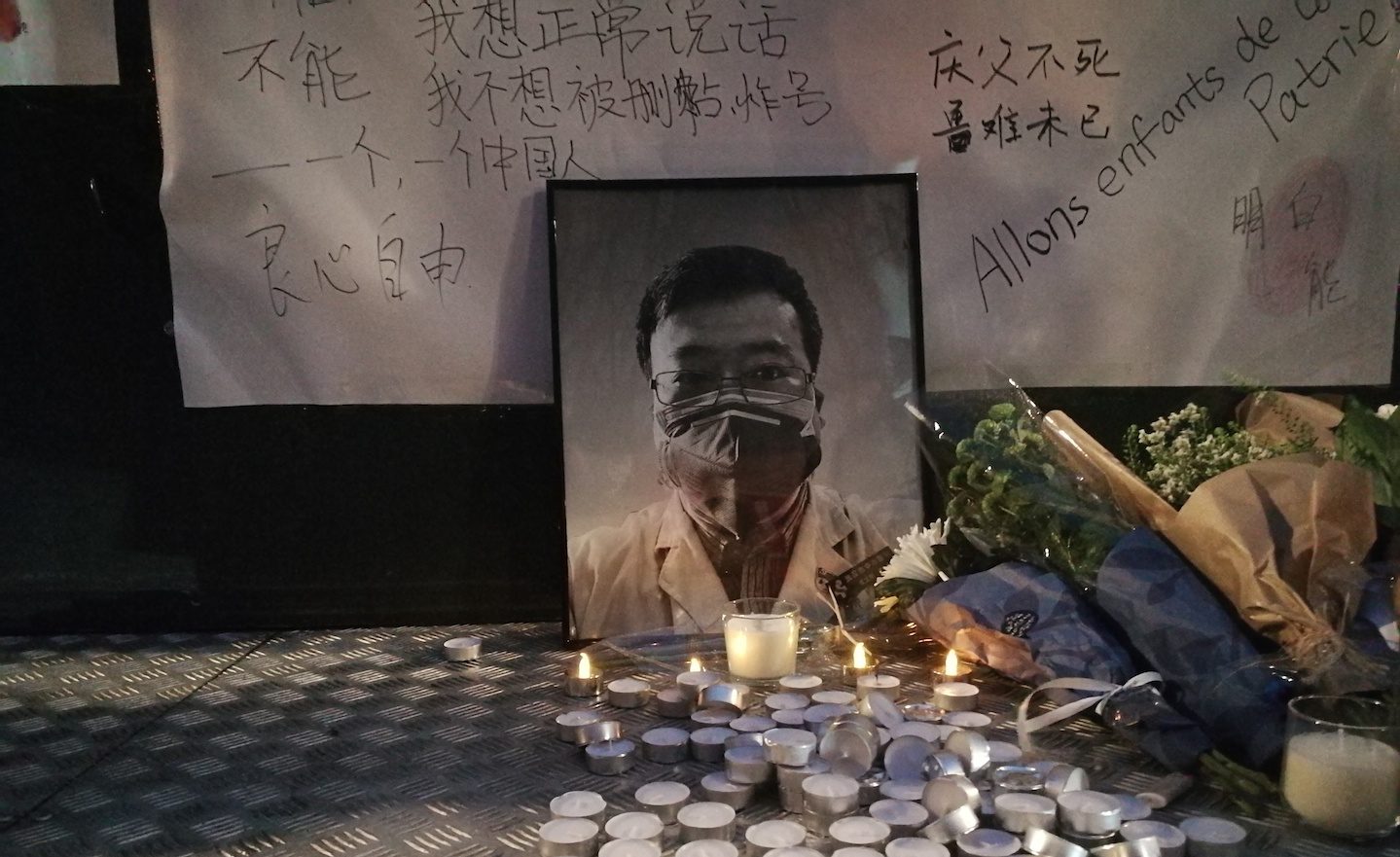 Cérémonie le 9 février 2020 place de la Bastille à Paris, en l'honneur du Docteur chinois Li Wenliang, premier "lanceur d'alerte" sur l'épidémie de coronavirus à Wuhan, obligé de se rétracter par les autorités puis décédé du virus le 7 février 2020. (Copyright : Lin Jian)