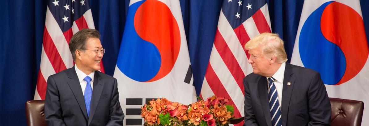 Le président Donald Trump et son homologue sud-coréen Moon Jae-in en marge de l'Assemblée générale des Nations Unies à New Ork, le 2 octobre 2017. (Source : Wikimedia Commons)