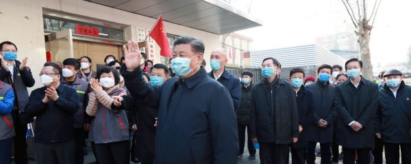 Le président chinois Xi Jinping devant un centre de contrôle et de prévention à Pékin ce mardi 11 février. (Source : Economist)