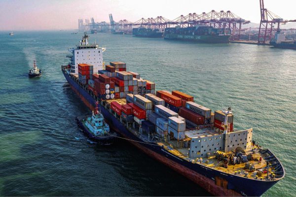 Un porte-conteneurs dans le port de Qingdao, dans la province chinoise du Shandong, le 14 janvier 2020. (Source : SCMP)