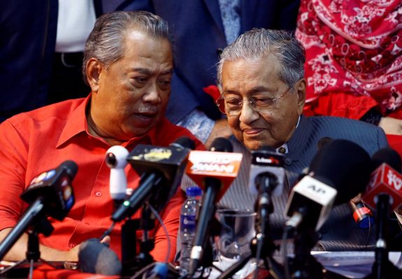 Le désormais ex-Premier ministre malaisien Mahathir Mohamad écoute son successeur, Muhyiddin Yassin, son ancien numéro deux au gouvernement, lors d'une conférence de presse à Petaling Jaya, près de Kuala Lumpur, le 5 avril 2018. (Source : Reuters)