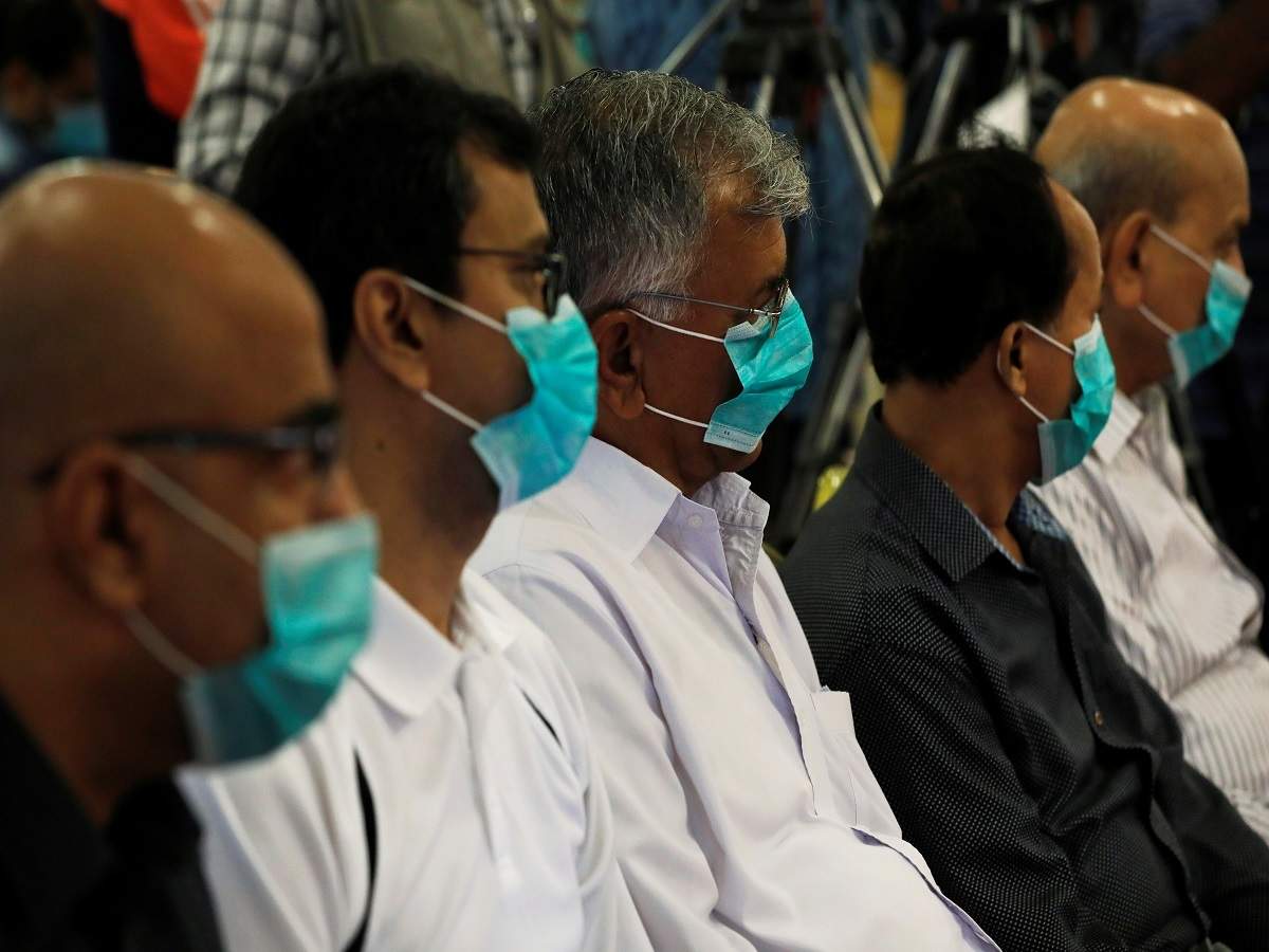 Des journalistes vêtus de masques lors d'une conférence de presse sur le premiers cas de coronavirus confirmés au Pakistan, à Karachi. (Source . :Times of India)