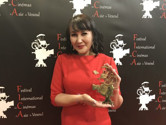 La réalisatrice kazakhe Sharipa Urazbayeva récompensée du Cyclo d'or pour son film Mariam au festival international des cinémas d'Asie de Vesoul, le 18 février 2020. (Crédit : FICA)