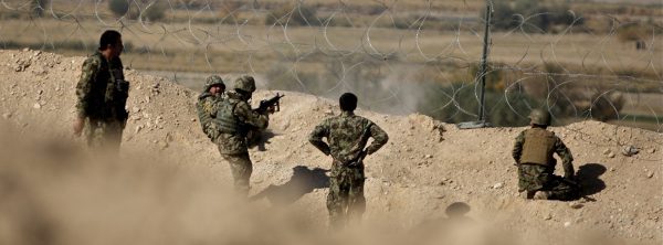 Des soldats afghans surveillent des Talibans. (Source : wikimedia commons)