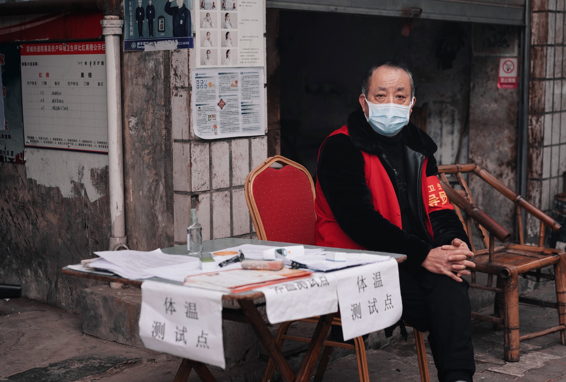 En pleine épidémie de coronavirus, cet homme est chargé de prendre la température des passants afin de détecter les cas suspects, dans la province chinoise du Sichuan, en février 2020. (Crédit : Cheng Feng via Unsplash, libre de droits)