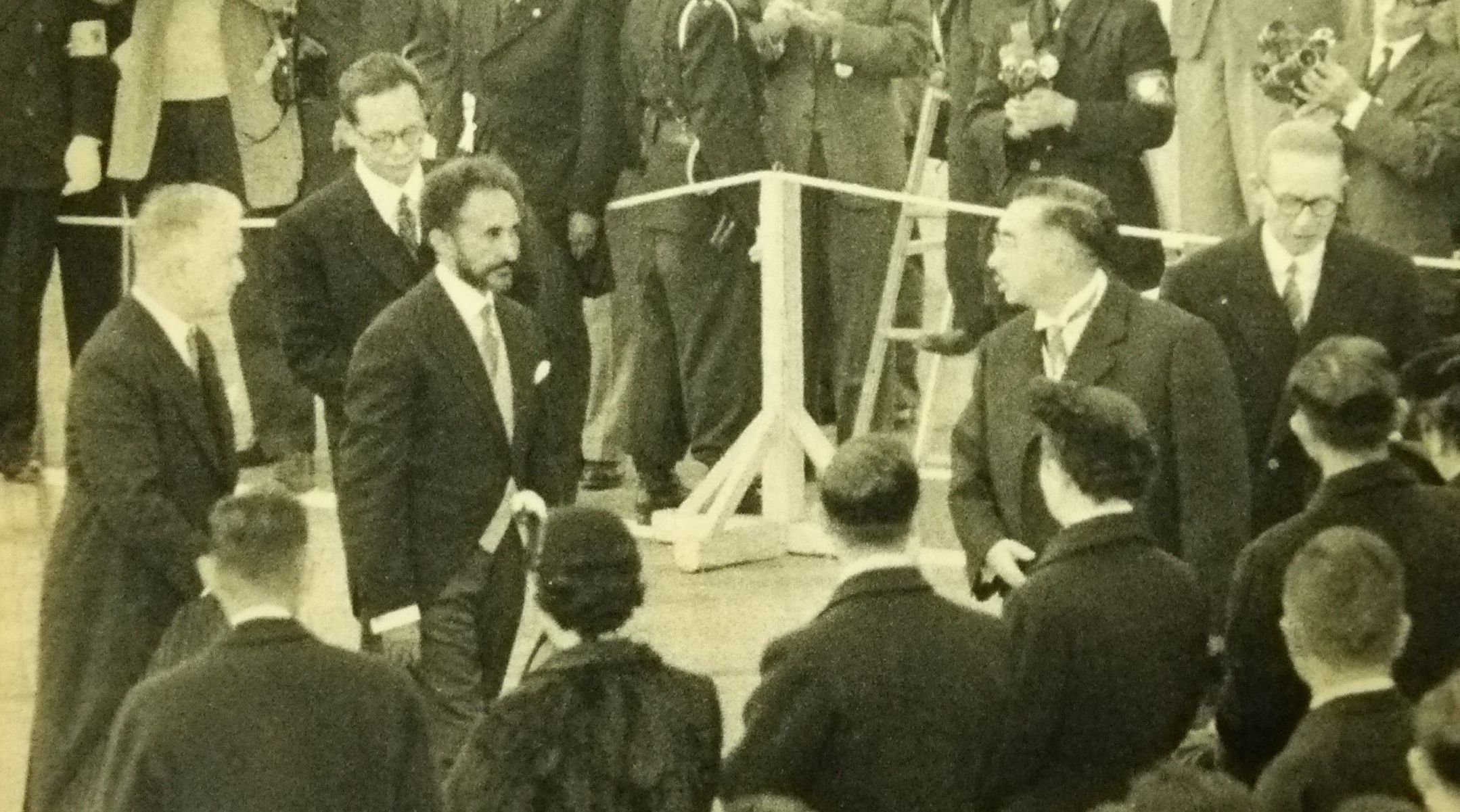 L'empereur éthiopien Haile Sélassié rencontre l'empereur japonais Hirohito lors de sa visite à Tokyo, le 19 novembre 1956. (Source : Wikimedia Commons)