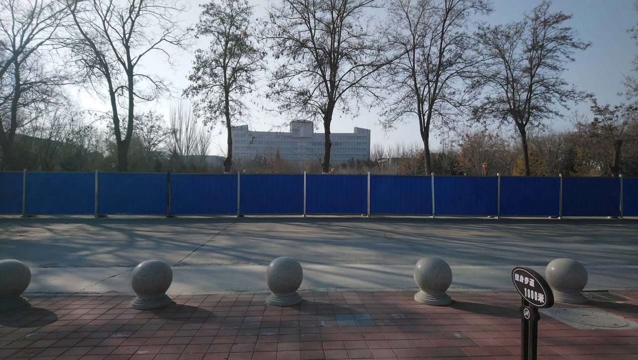 Palissade installée sur le campus de l'Université du Ningxia. (Crédit : Thibaud Mougin / SOPA images)