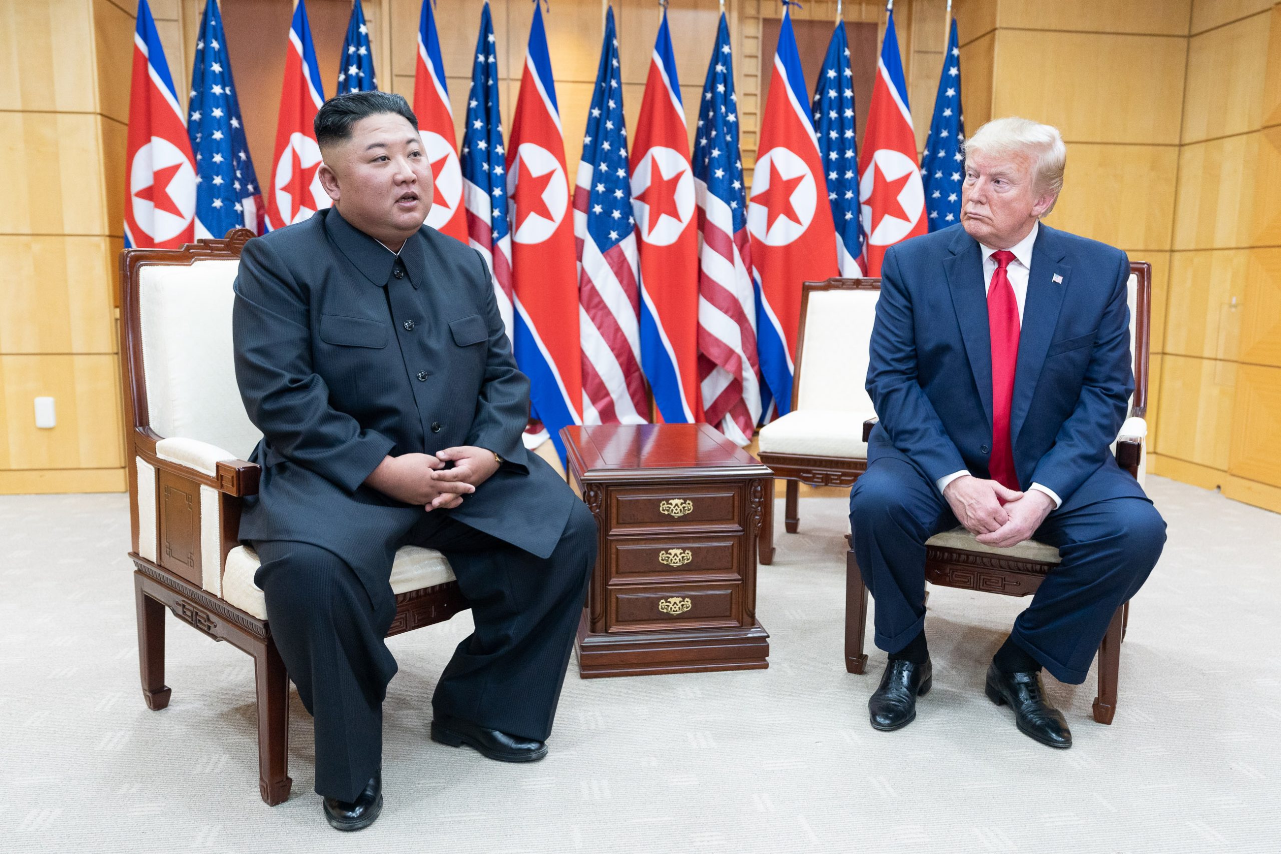 Le leader nord-coréen Kim Jong-un et le président américain Donald Trump dans la Maison de la liberté sur la ligne démilitarisée qui sépare les deux Corées à Panmunjom, le 30 juin 2019. (Source : Wikimedia Commons)