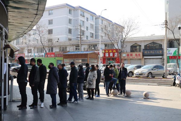 File d'attente à l'entrée d'une pharmacie de Yinchuan, capitale de la région du Ningxia. (Crédit : Thibaud Mougin / SOPA images)