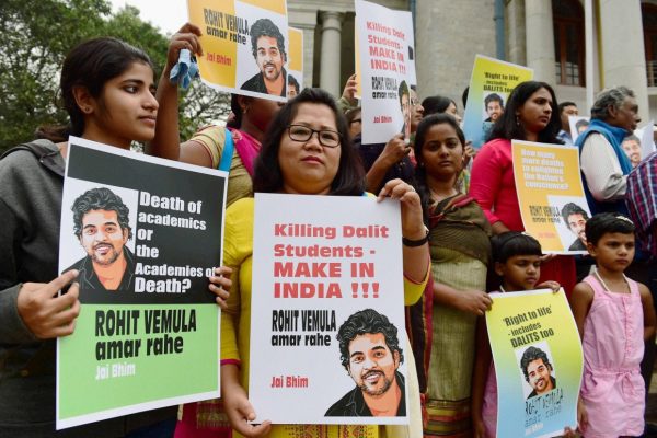 Des membres du Mouvement des étudiants chrétiens d'Inde manifestent après la mort du doctorant Rohith Vemula, à Bangalore le 26 janvier 2016. (Source : ITT)