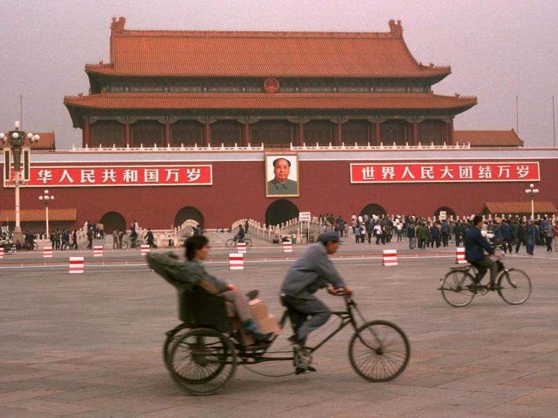 Pékin, place Tian'anmen à l'entrée de la Cité interdite en 1983. (Source : Homelinux)