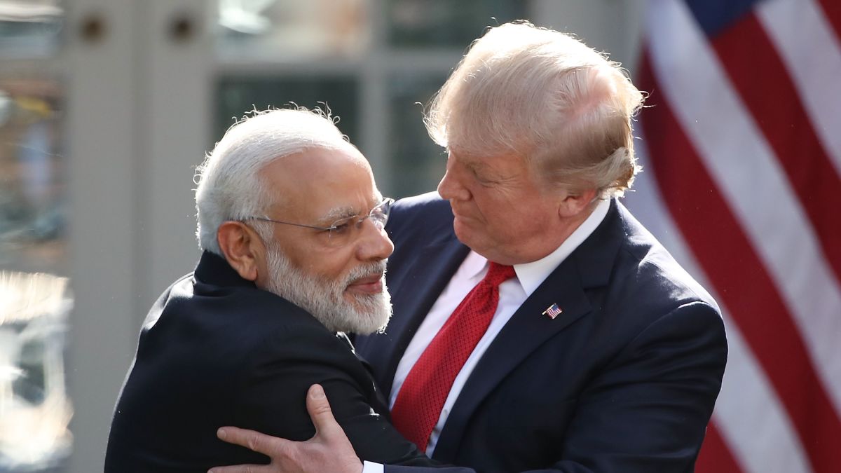 L'accolade toujours plus serrée entre le président américain Donald Trump et le Premier ministre indien Narendra Modi le 24 février 2020. (Source : CNN)