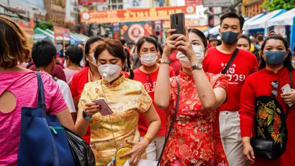 Début 2020, des touristes se promènent masqués dans le Chinatown de Bangkok (Crédit : Akira Kodaka via Nikkei Asian Review)
