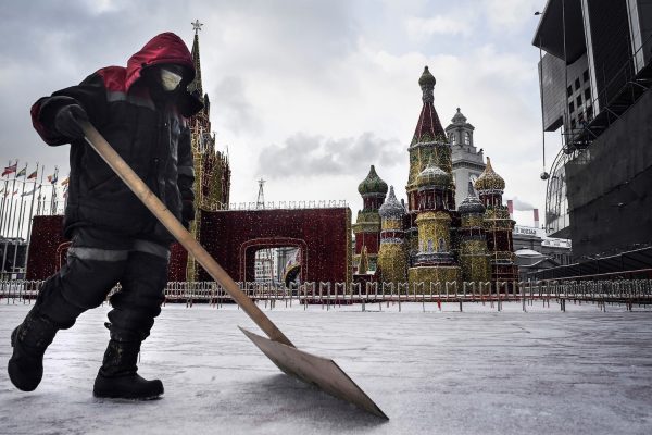 Un employé muncipal devant la cathédrale Saint-Basil à Moscou le 7 février 2020 2020. (Source : Foreign Policy)
