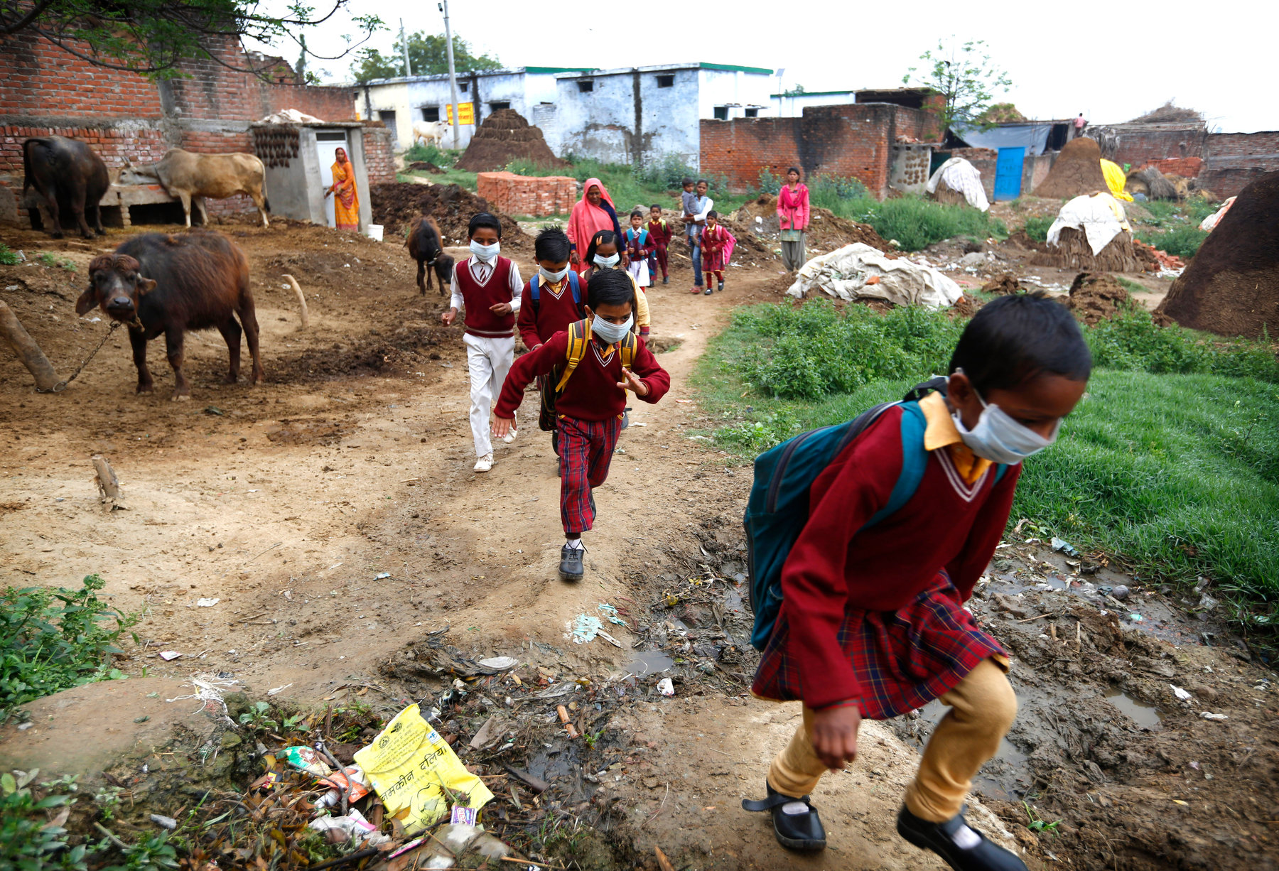 Des écoliers en Uttar Pradesh reviennent à la maison le 14 mars 2020 après la fermeture des écoles pour combattre le coronavirus. (Source : NYT)