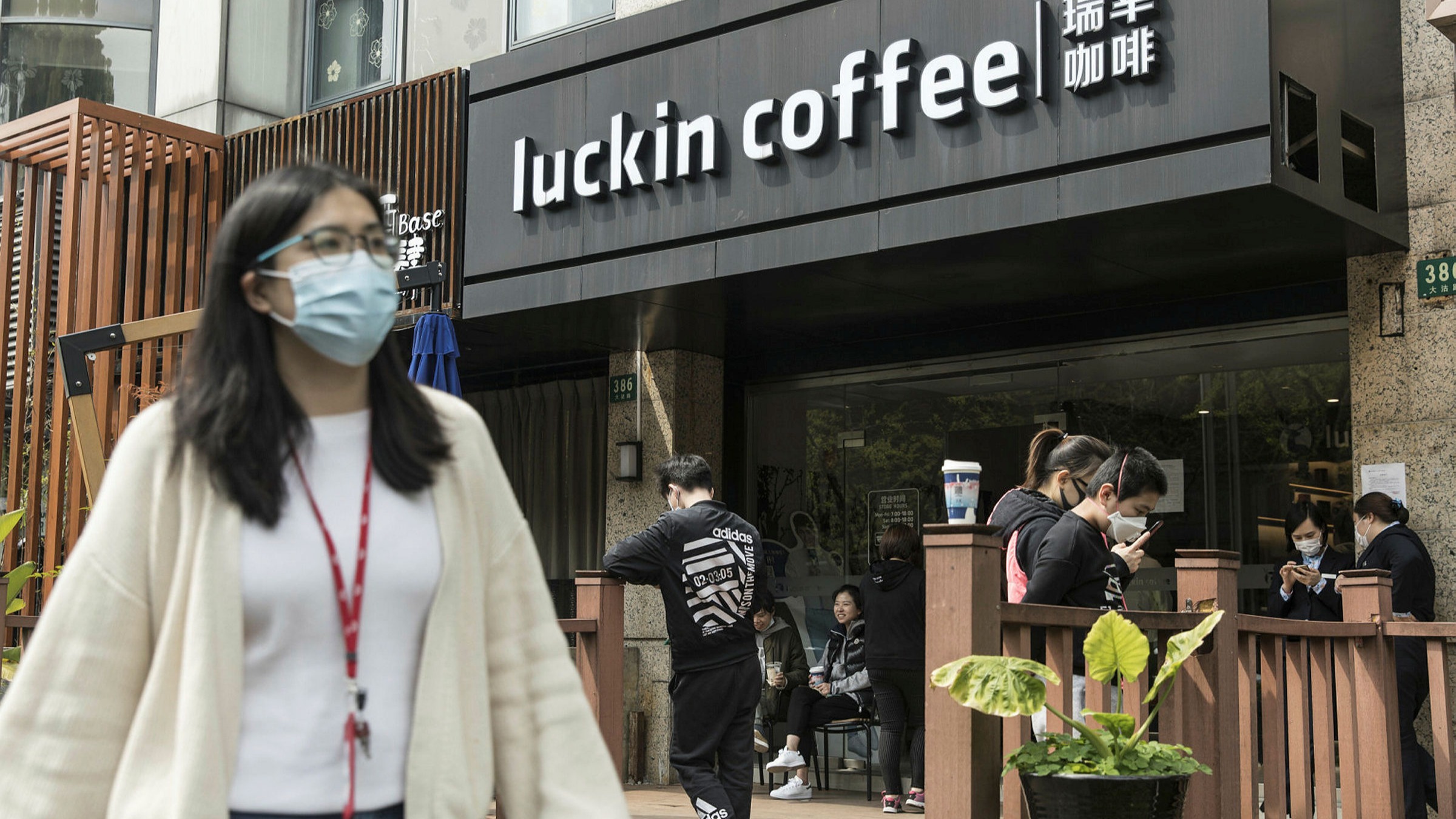 Fondé pour rivaliser avec Starbucks, la chaîne chinoise de café Luckin Coffee est accusée de fraude. (Source : FT)