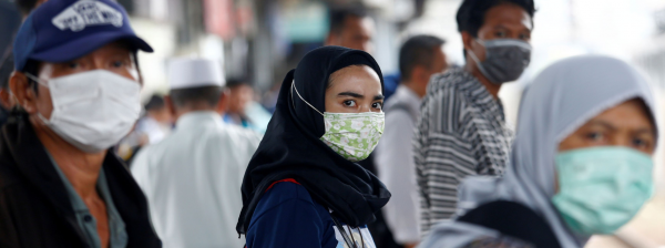 Une femme porte une masque pour se protéger contre le coronavirus en Indonésie.