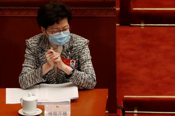 La cheffe de l'exécutif hongkongais Carrie Lam à l'ouverture de la troisième session annuelle de la 13ème Assemblée nationale populaire à Pékin, le 22 mai 2020. (Source : Reuters)