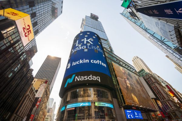 Un an après son introduction au Nasdaq à New York, la firme chinoise Luckin Coffee, qui se posait en rival de Starbucks, va être radiée de la bourse par le régulateur américain. (Source : Caixinglobal) The giant video screen on the Nasdaq stock exchange in Times Square in New York is decorated for the debut of the Luckin Coffee initial public offering on Friday, May 17, 2019. The Chinese chain of coffee shops, colloquially described as the Chinese Starbucks, was founded in 2017 with nine stores and two years later has 2,370 locations. (ÂPhoto by Richard B. Levine)