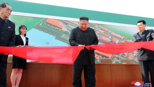 Le leader nord-coréen Kim Jong-un inaugure une usine d'engrais à Sunchon, le 1er mai 2020 après trois semaines d'absence. (Source : CNN)