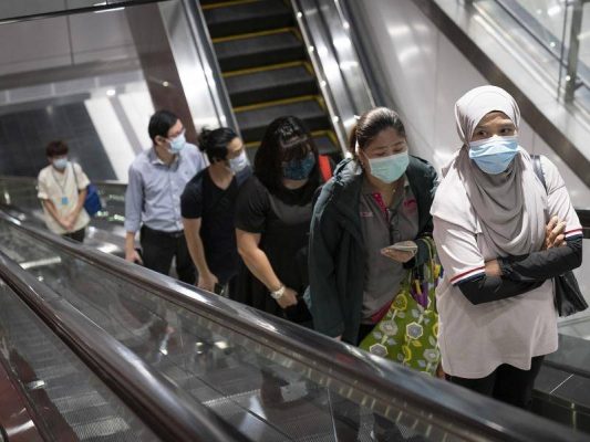 Des milliers de Malaisiens de retour au travail alors que la plupart des magasins ont rouvert le 4 mai 2020. (Source : Camdencourrier)