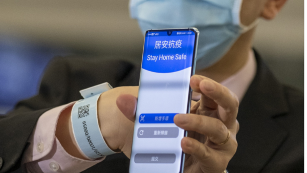 Hong Kong impose à l’arrivée sur le territoire le port d’un bracelet électronique permettant de surveiller en permanence les mouvements des personnes en quarantaine. (Source : The Print)