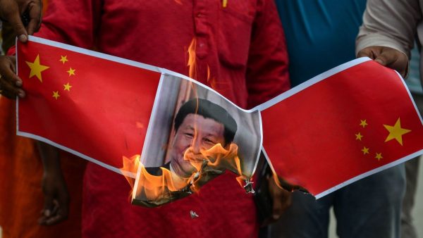 Le portrait du président chinois Xi Jinping brûlé lors d'une manifestation à New Delhi à la suite des tensions frontalières meurtrières entre l'Inde et la Chine, le 16 juin 2020. (Source : CNN)
