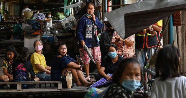 Des résidents d'un quartier pauvre de Bangkok attendent la distribution alimentaire, le 1er mai 2020. (Source : Web24)
