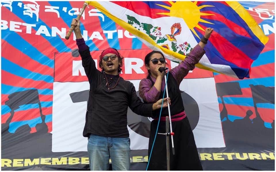 Tenzin Tsundue, activiste et poète tibétain, et Namdol Lhagyari, présidente de l’association Gu-Chu-Sum pour les prisonniers politiques tibétains et membre du parlement en exil, lors d'un rassemblement à Dharamsala le 2 juillet 2020. (Crédit : Côme Bastin)