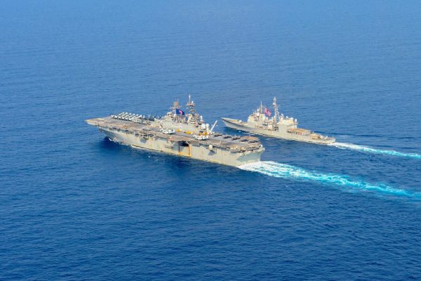 Le navire américain d'assaut amphibie USS America (LHA 6), à gauche, et le croiseur lance-missiles de classe Ticonderoga USS Bunker Hill (CG 52) traversent la mer de Chine du Sud. (Source : USNI)