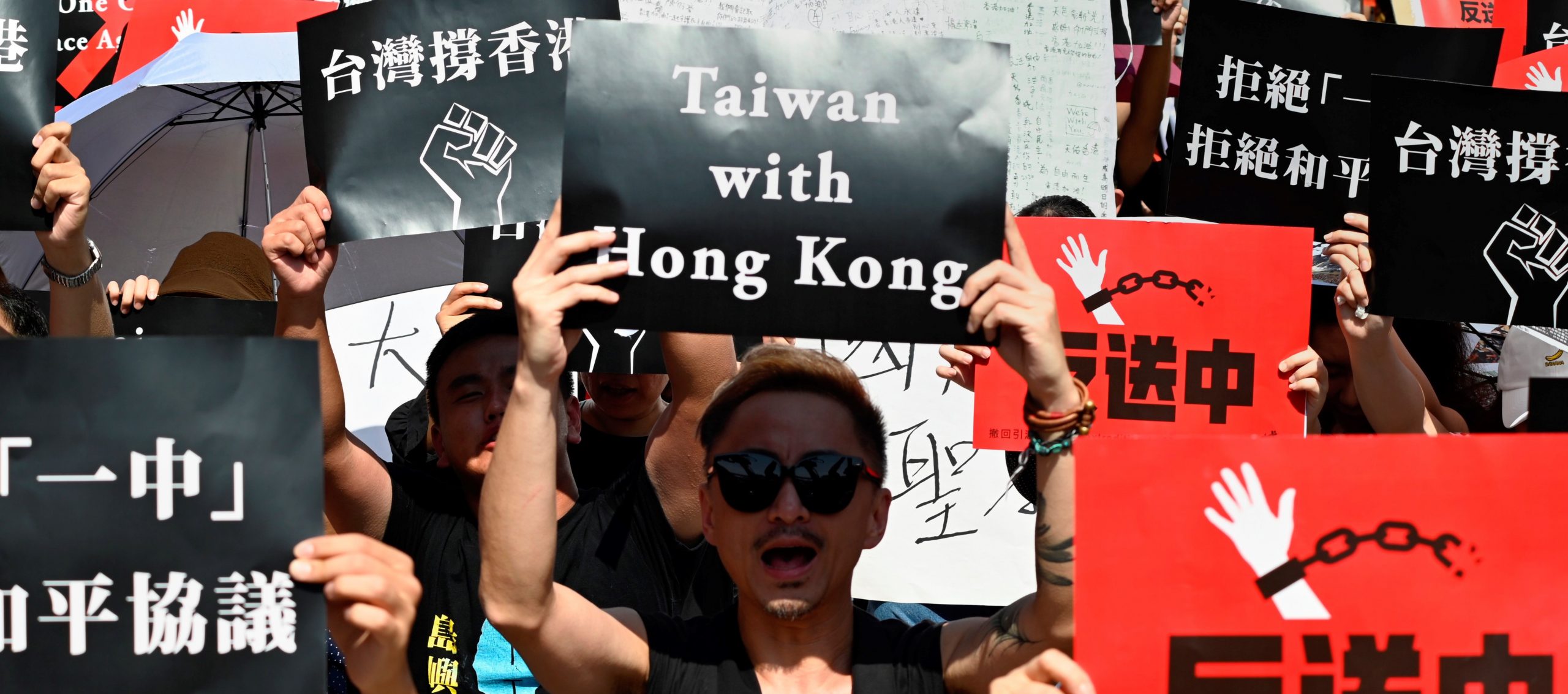 En juin 2019, des Taïwanais manifestent leur soutien au mouvement pro-démocratie contre la loi d'extradition à Hong Hong. (Source : New Statesman)