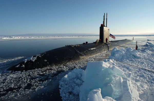 Le sous-marin d'attaque nucléaire américain USS Hampton (SSN 767), de classe Los Angeles, fait surface au pôle Nord, lors d'un exercice opérationnel le 19 avril 2004. (Source : CSP)