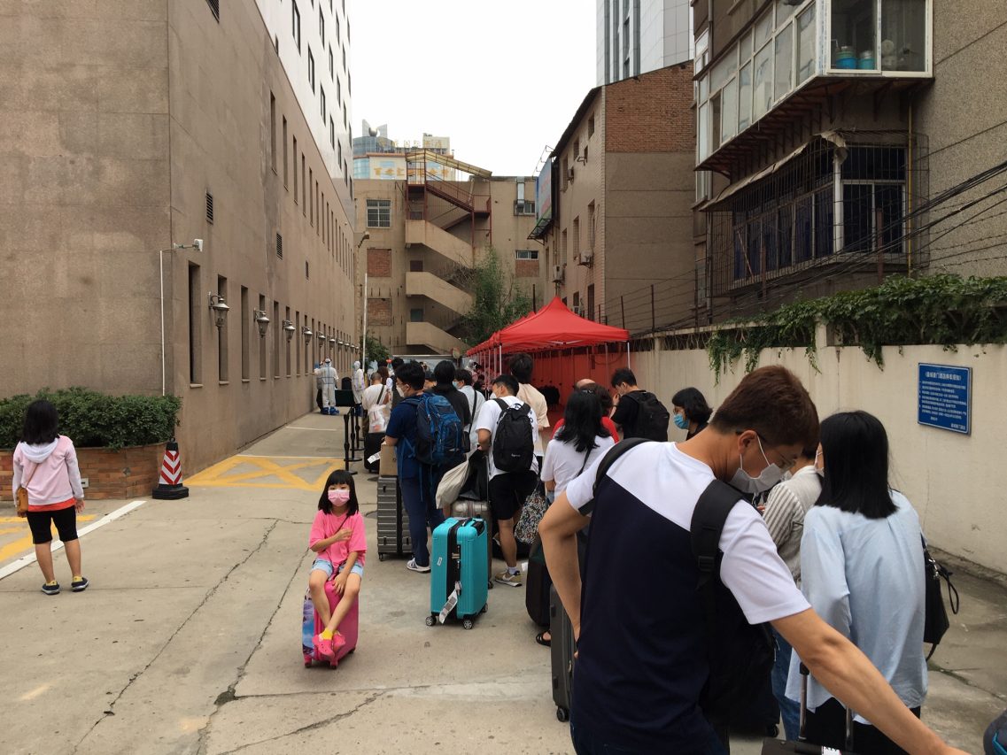 La file d'attente dans la cour de l'hôtel à Xi'an. (Copyright : Stéphane Lagarde)