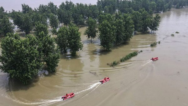 Les pluies torrentielles de juin-juillet ont mis à mal le système de citernes et de barrages au centre au sud de la Chine, deux régions qui ont reçu très peu d'aide des autorités. Résultat, les inondations ont laissé un grand nombre de récoltes détruites ou à l'abandon. (Source : CNN)