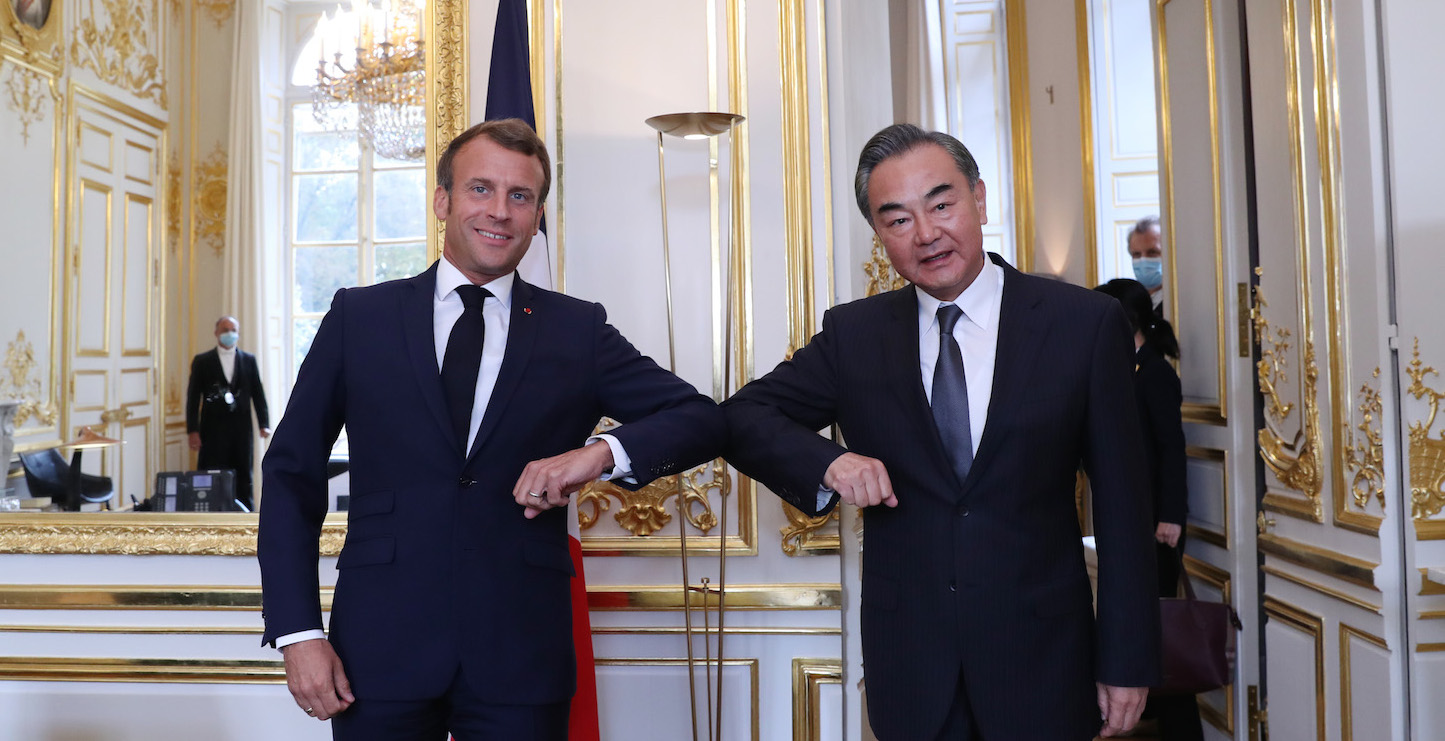 Le président français Emmanuel Macron reçoit le ministre chinois des Affaires étrangères Wang Yi à l'Élysée, à Paris le 28 août 2020. (Source : Chinadaily)