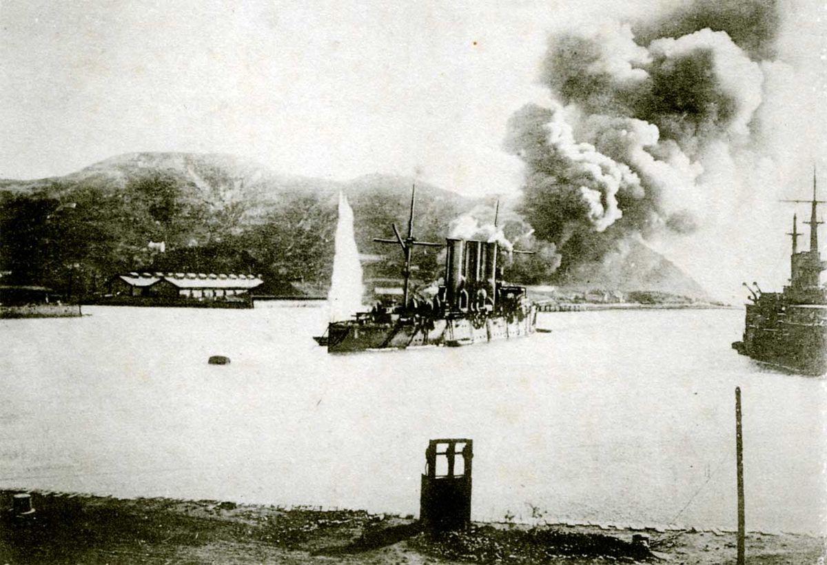Bombardement durant le siège de Port Arthur, du 30 septembre 1904 au 2 janvier 1905. (Wikipedia)