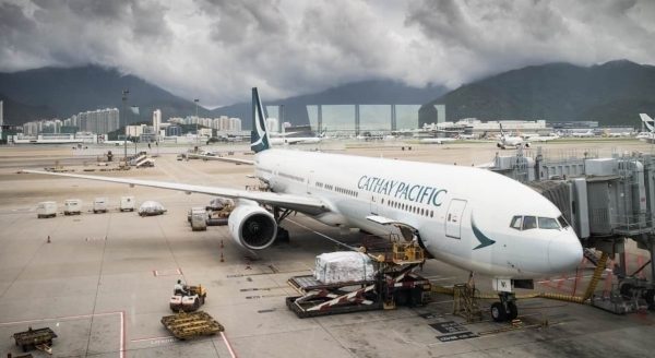 En octobre, la compagnie hongkongaise Cathay Pacific annonçait la suppression de près du quart de ses emplois, soit 8 500 dans le monde, et envisageait d'opérer en 2021 avec 50 % de passagers en moins qu'en 2019. (Source : Simple Flying)
