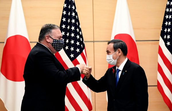 Le secrétaire d'État américain Mike Pompeo avec le Premier ministre japonais Yoshihide Suga, le 6 octobre 2020 à Tokyo, en marge d'une réunion du Quad (États-Unis, Inde, Japon et Australie). (Source : Arabnews)