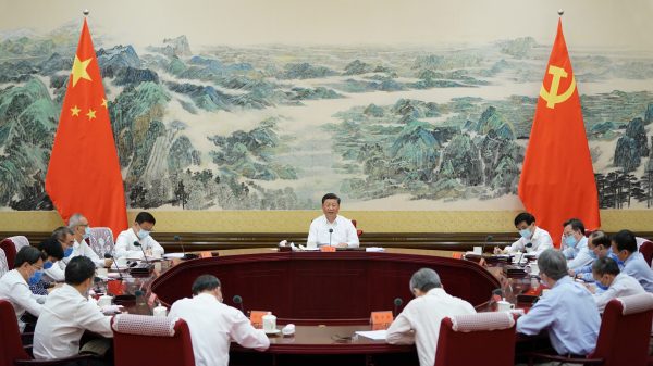 Le président chinois Xi Jinping lors d'un colloque avec des économistes et des sociologues à Pékin, le 20 août 2020. (Source : SCMP)